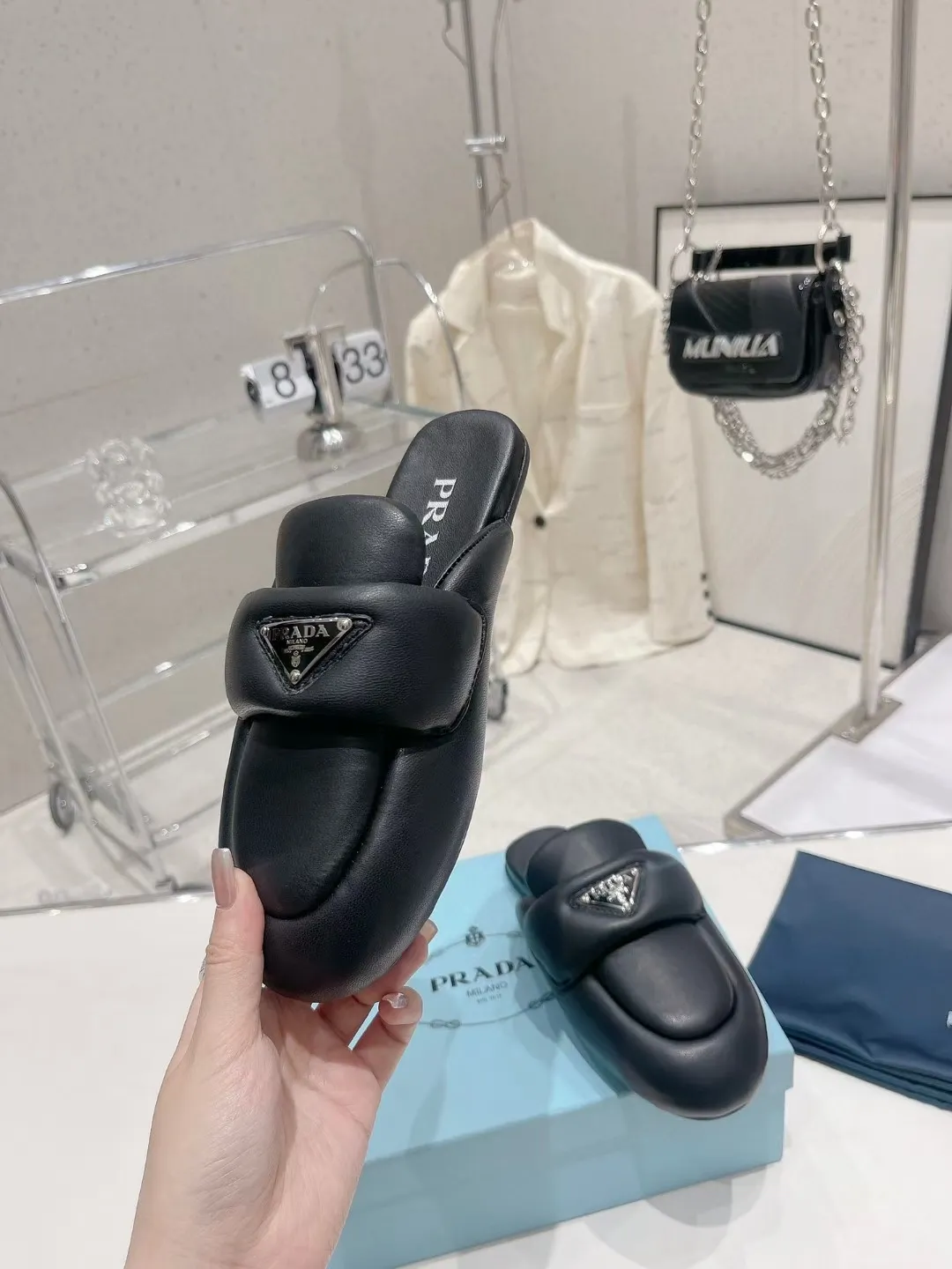 👟👟Ex-factory price 480👟👟Prada Bread Slippers💕The new 2023 Mules are very convenient to wear. You don’t need to bend down or tie your shoes when you go out to change shoes. You can just put them on and go. They can be worn in spring, summer and autumn. This pair of mules is made of rubber foam soles and is very lightweight. The iconic enamel triangle logo of Prada is also very recognizable and versatile. I never expected that Prada would produce such cute shoes. This shows how popular bread shoes are! Material: Imported mixed sheepskin Code number: 35-41